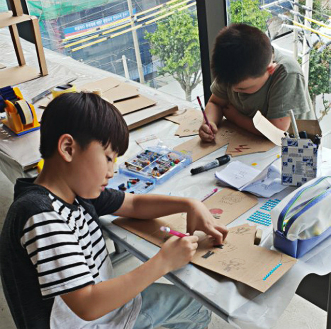 ‘꿈우-가(家)가(歌) 프로젝트에 참여한 어린이들이 작품을 만들고 있다