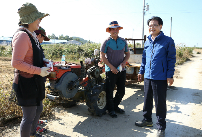 농업인과 함께하는 영농현장(벼 수확) 방문 사진: 강진군청 제공