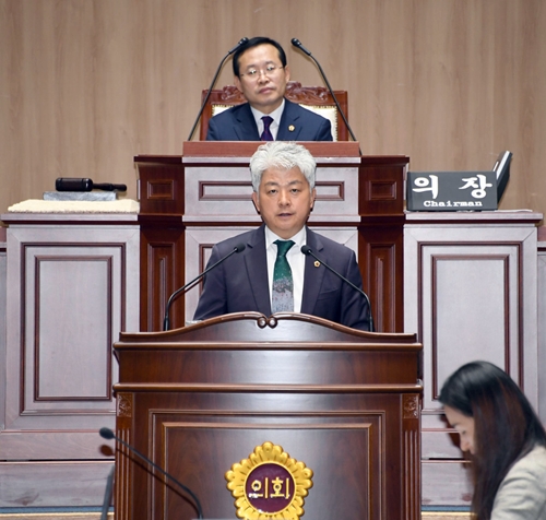 광주시의회에서 시정질의를 하고 있는 김학실 교문위원장