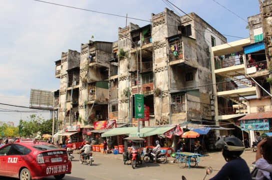 캄보디아의 도시화와 빈곤의 상징인 화이트 빌딩