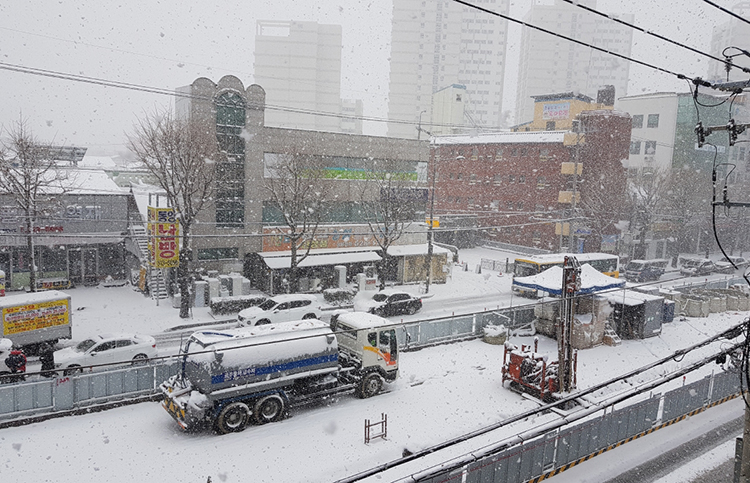 광주지하철 2호선 공사 현장애 눈이 내리고 있다