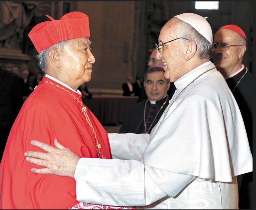 2013년 3월 19일 바티칸에서 교황 즉위 미사가 끝난 직후 정진석(왼쪽) 추기경과 프란치스코 교황의 첫 만남 /로세르바토레 로마노