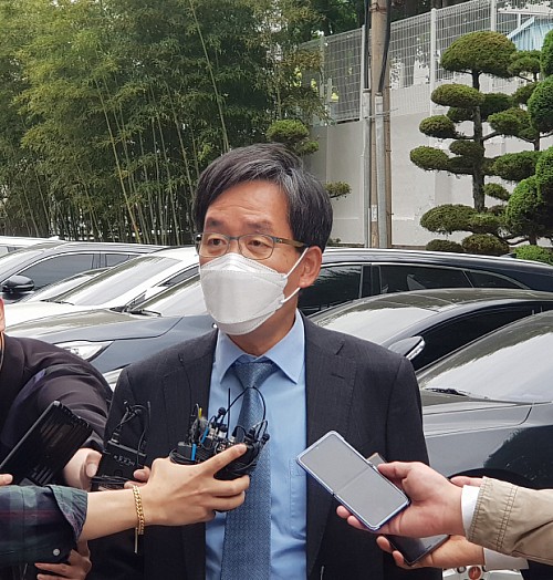 전두환의 법률대리인 정주교 변호사가 10일 광주지방법원 앞에서 기자들과 만나 이야기하고 있다.
