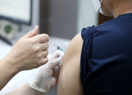 광주지역 찾아가는 학교단위 백신접종이 시작된 16일 오후 광주의 한 중학교 강당에서 의료진이 학생들을 상대로 코로나19 백신 접종을 하고 있다.