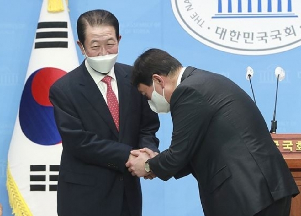 지난해 10월29일 윤석열 당선인이 자신을 지지선언했던 박주선 전 국회부의장과 인사를 나누고 있다.
