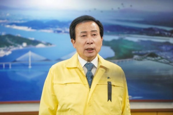 박홍률 목포시장이 시내버스 파업과 관련해 회사 경영 개선 없는 재정지원 요구는  수용할 수 없다고 거부했다.