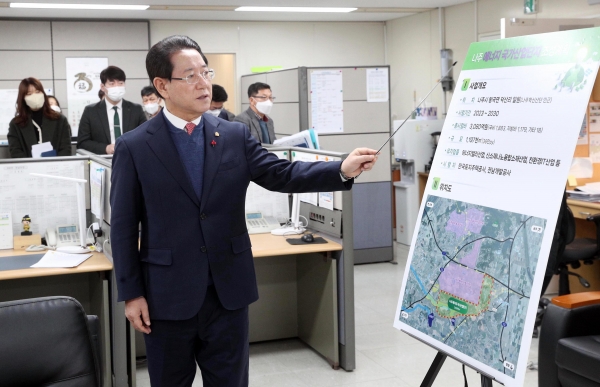 김영록 전남지사가 나주에너지국가산단 조성계획에 관해 브리핑을 하고있다.