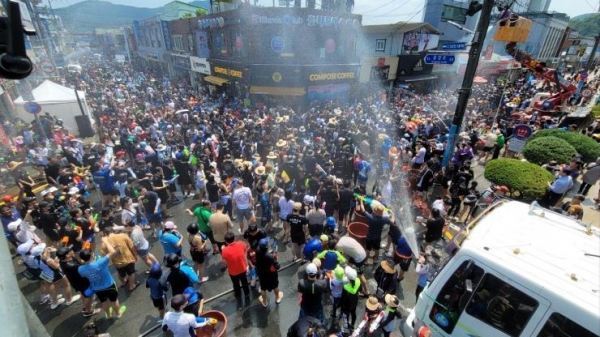 7월 26일 펼쳐진 읍내 살수대첩 거리 퍼레이드에 1만 명이 넘는 구름 인파가 거리로 쏟아져 나와 물싸움을 즐기고 있다.