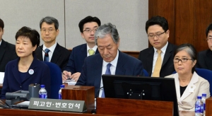 박근혜 재판, 40년지기 최순실과 나란히 서다