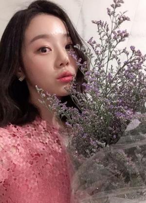 '누가 꽃?' 서울대 출신 배우 이시원, 꽃다발 들고 꽃다운 미모 자랑한 셀카