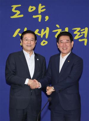 이용섭 시장, 광주·전남 통합 재차 역설…김영록 지사 '무언급’